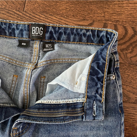 Urban Outfitters BDG Lightly Distressed Blue Denim Mom Jean - size 25 - Picture 3 of 3